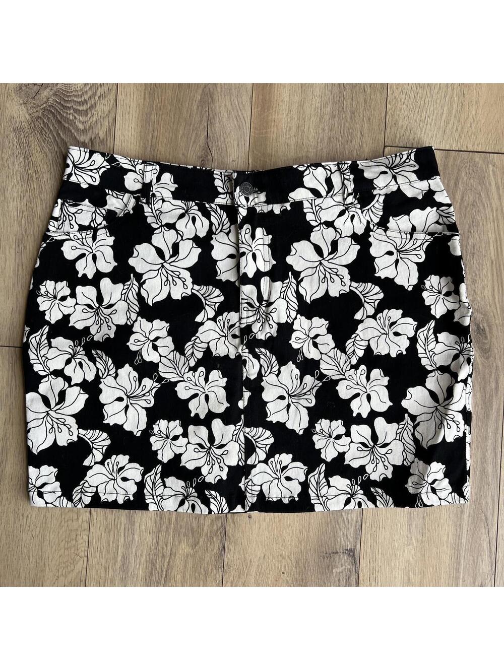 Motel black & white tropical floral mini skirt size L NWT